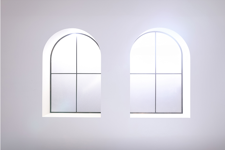 アーチ型窓のあるスタジオ